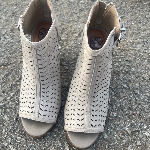 Women's Size 8.5 Medium Heel Boots Tan Breathable Night Out Business Fancy - Picture 4 of 8